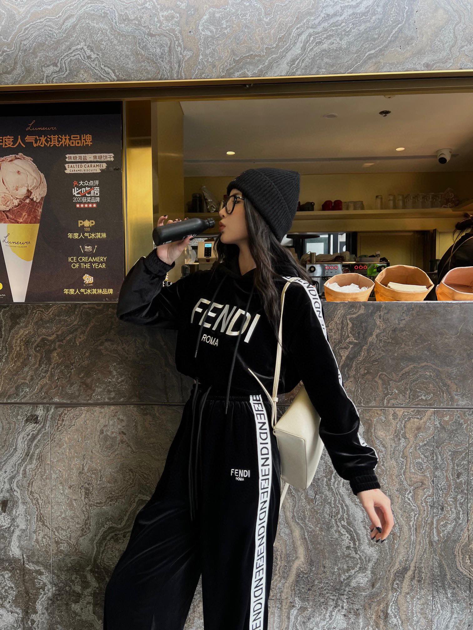 Fendi - 2403 - Новинка ранней весны 2024 года: бархатная толстовка с отделкой лентой и эластичным поясом, брюки прямого кроя.