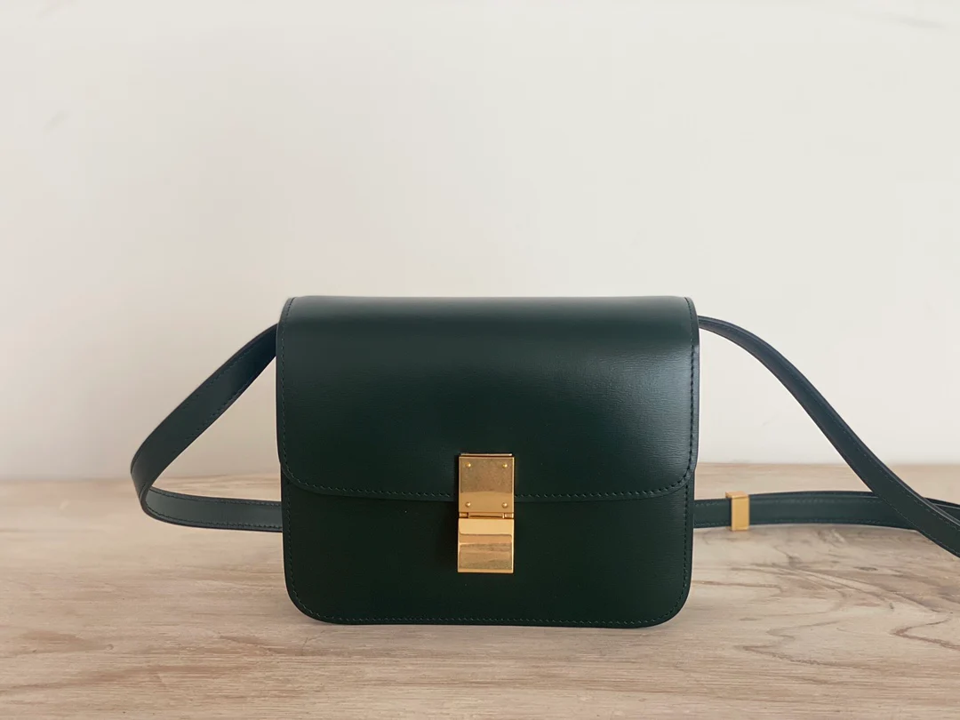 Сумка Celine Box-Tteen из полированной телячьей кожи — темно-зеленая.