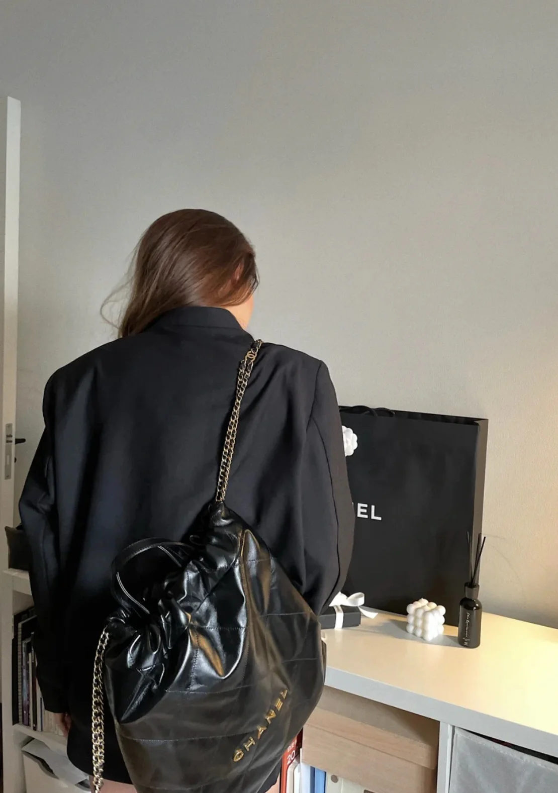 Рюкзак Chanel 22 — цвет ?Панда? — фотографии в одежде.