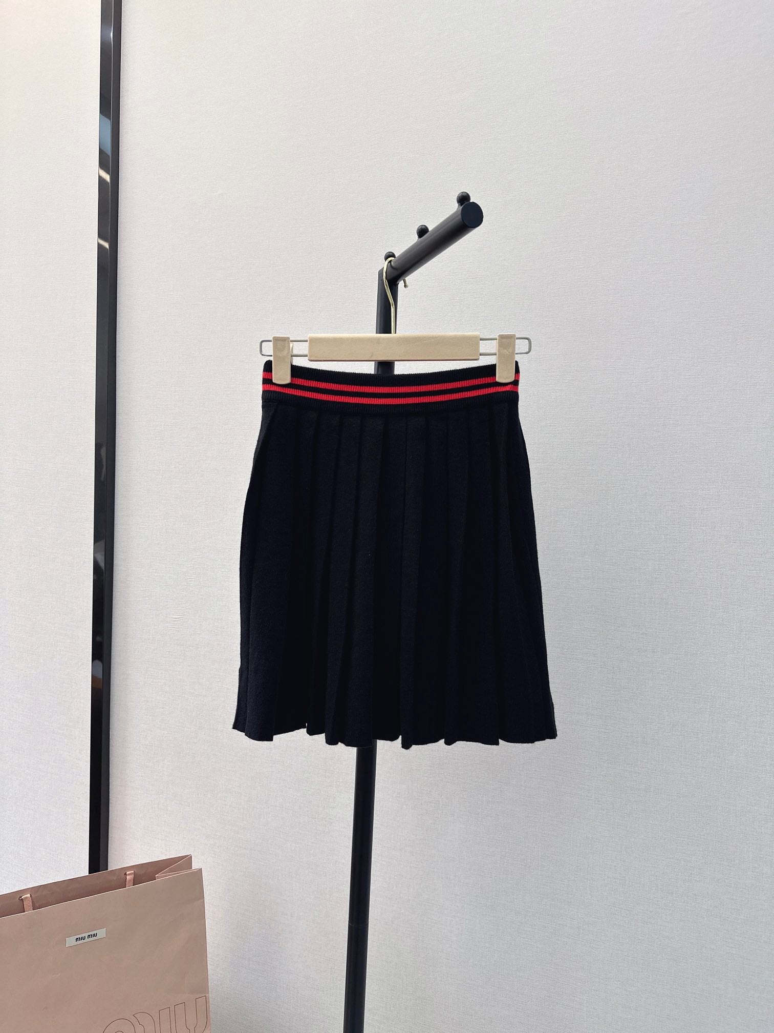 Miu Miu - 2404 - Новинка сезона весна/лето: Классический пуловер с круглым вырезом - Плиссированная юбка - Черный