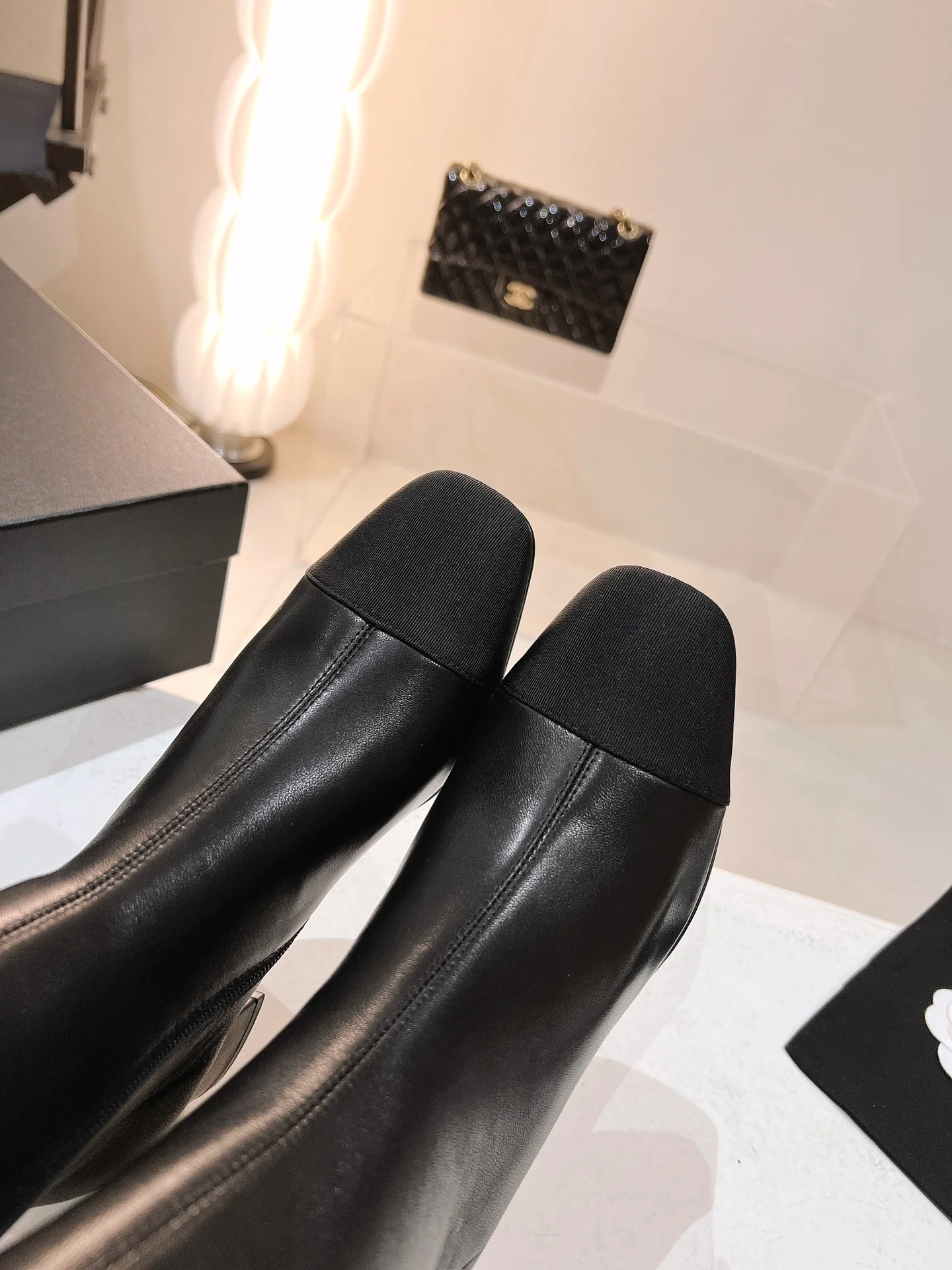 Новинка сезона осень/зима 2022 от Chanel - высокие сапоги из черной замши.