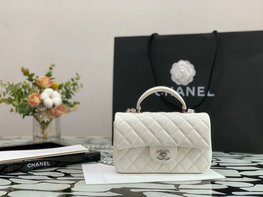 Весенняя коллекция Chanel 2021 — сумка CF — белая с серебристой фурнитурой.
