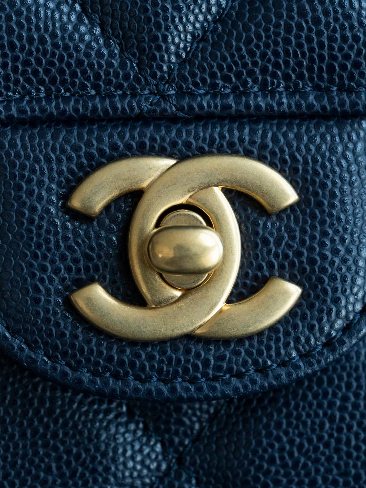 Мини-сумочка Chanel с клапаном и ручкой - синяя