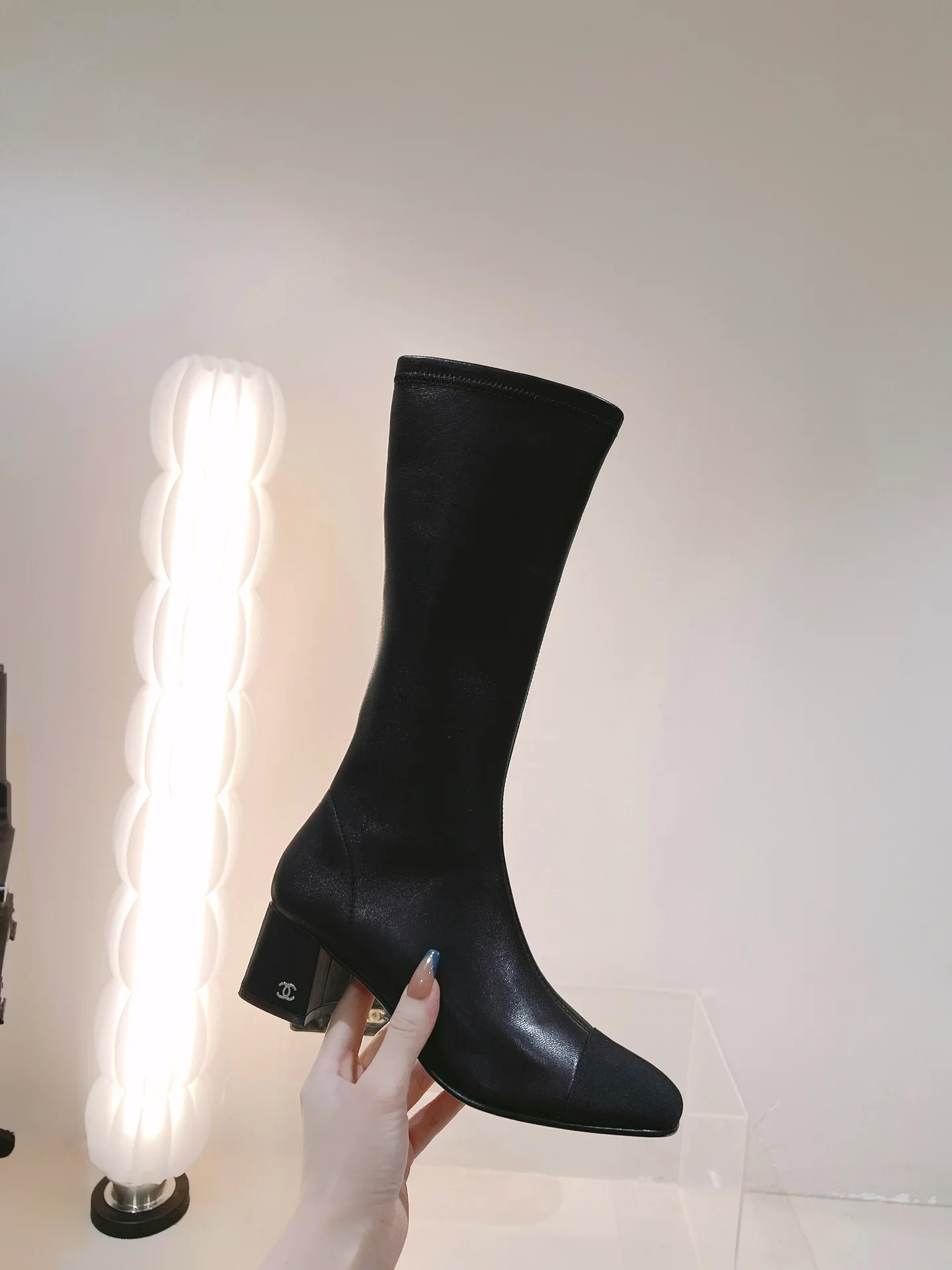 Новинка сезона осень/зима 2022 от Chanel - высокие сапоги из черной замши.