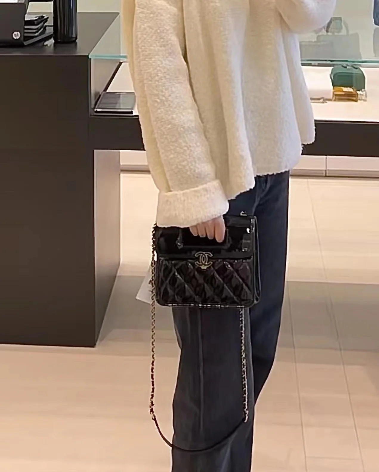 Новинка сезона весна/лето 2023 от Chanel - лакированная кожа - сумка-конверт - фотографии в действии.