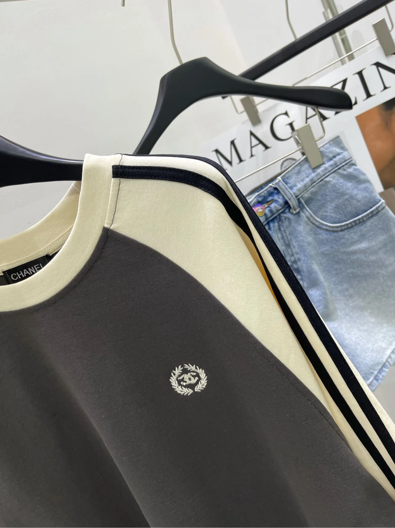 Футболка Chanel 2403 Little Beige с вышитой этикеткой, рукав реглан, с длинным рукавом