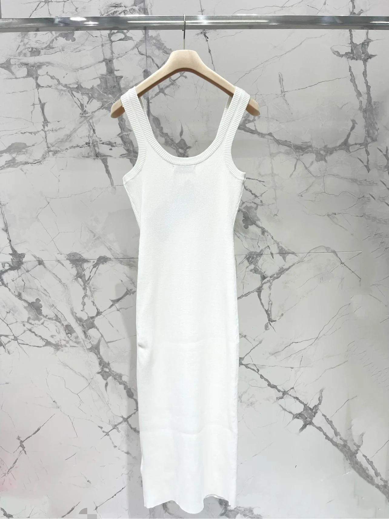 Miu Miu - Летняя новинка 2404-24: Элегантное вязаное платье-жилет с U-образным вырезом - белое.