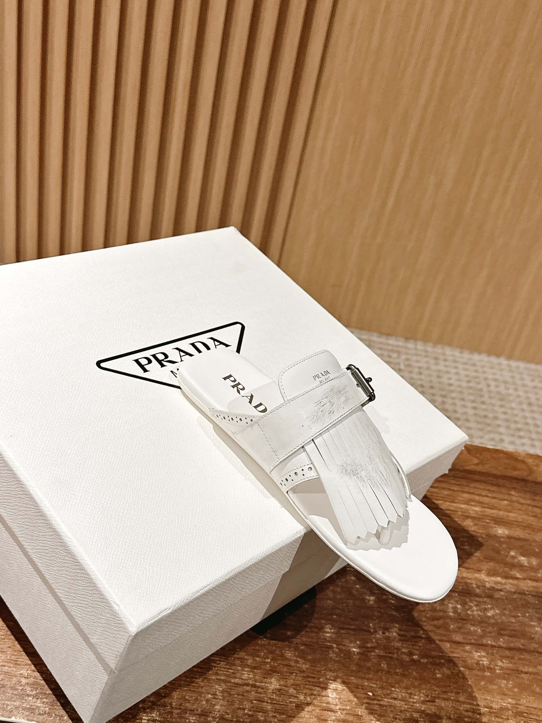 Новинка сезона весна/лето 2025 от Prada - Ретро-сандалии с кисточками - Подиумный образ - Белые