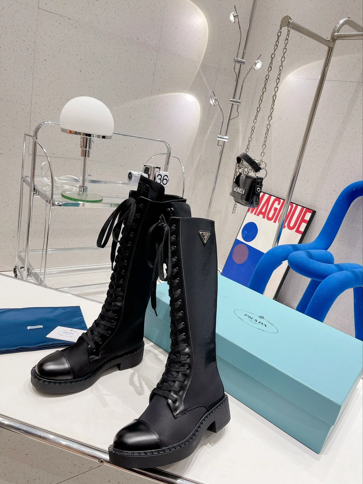 Prada, подиумный показ 2022 года - высокие сапоги - 1