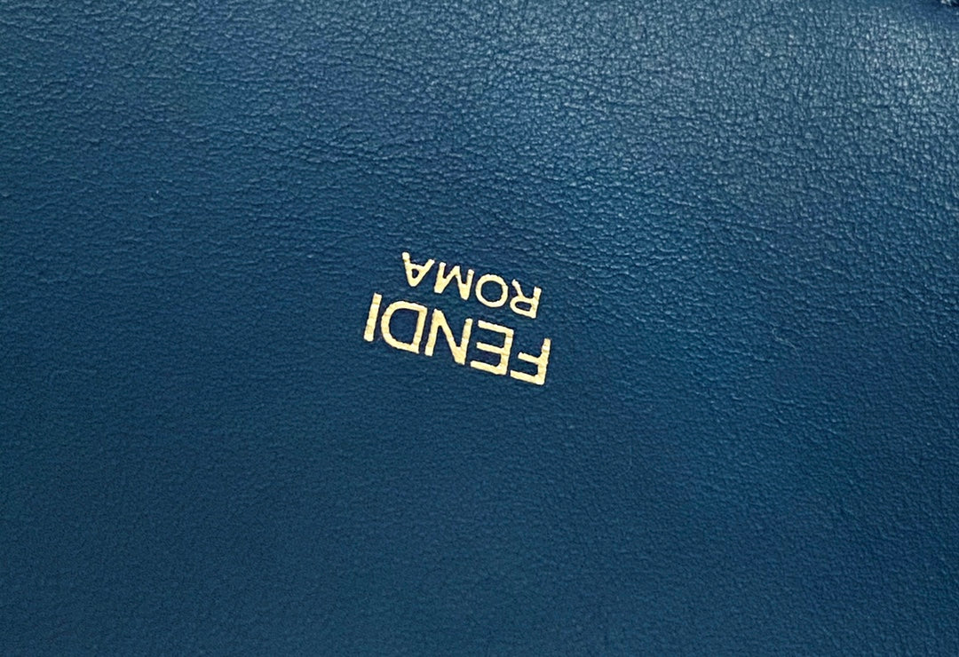 Сумка Fendi Peekaboo Lite Medium из коричневой кожи.