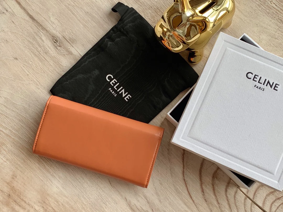 Celine TRIOMPHE 大号亮泽光滑羊皮革翻盖长夹