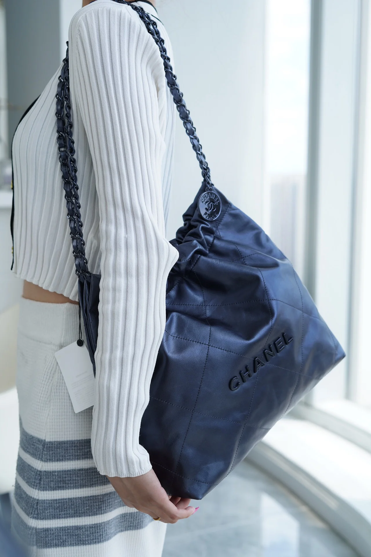 Сумка Chanel 22 - маленькая, металлизированная, синяя.