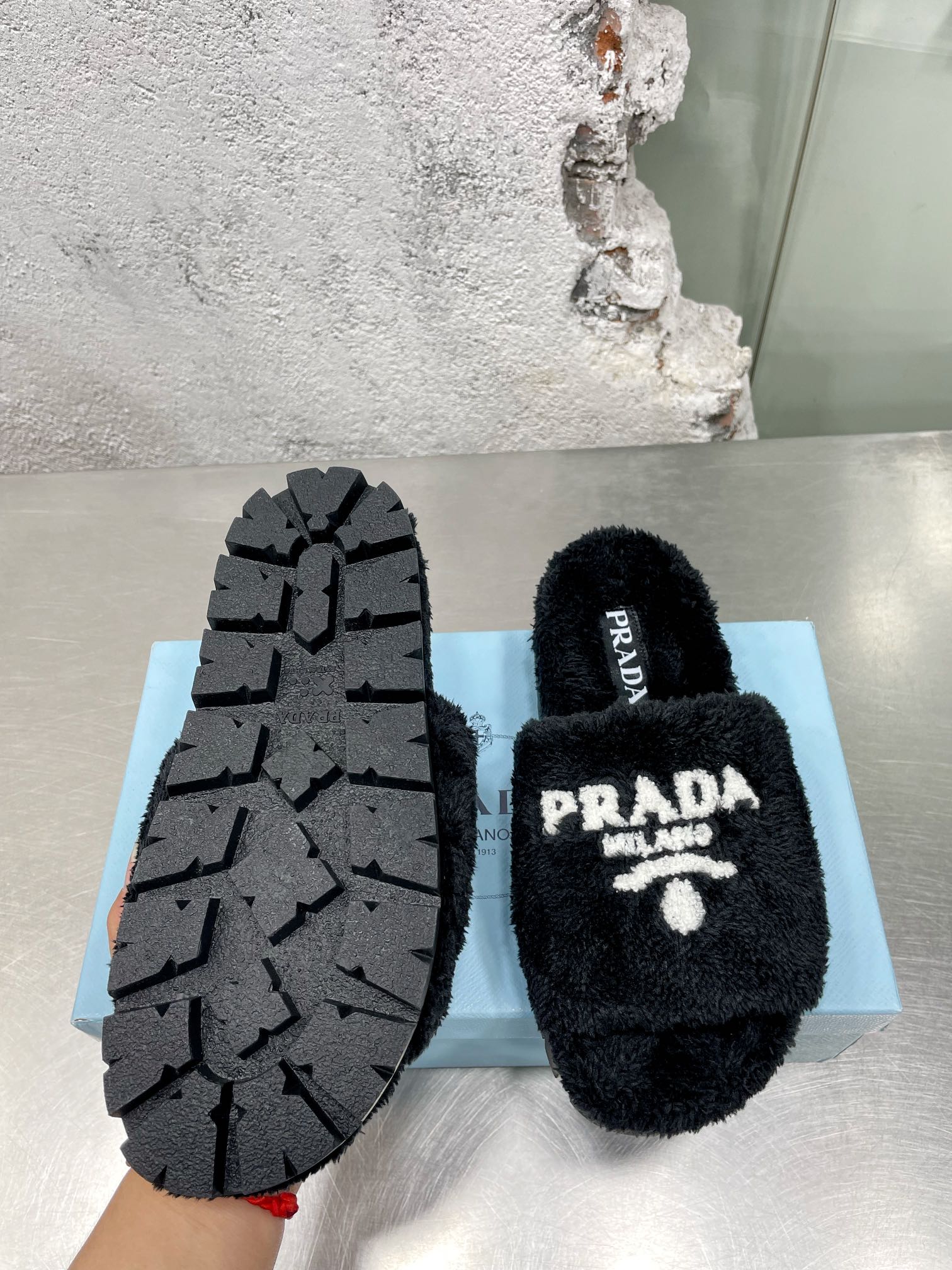 Новинки Prada осень/зима 2022 — Меховые тапочки — Стиль знаменитостей — 2