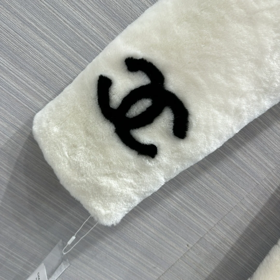 Новый шарф Chanel Double C из коллекции осень/зима 2023 — белый.