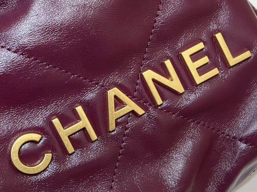 Весенне-летняя коллекция Chanel - Маленькая сумочка Chanel No. 22 - Фиолетово-красная