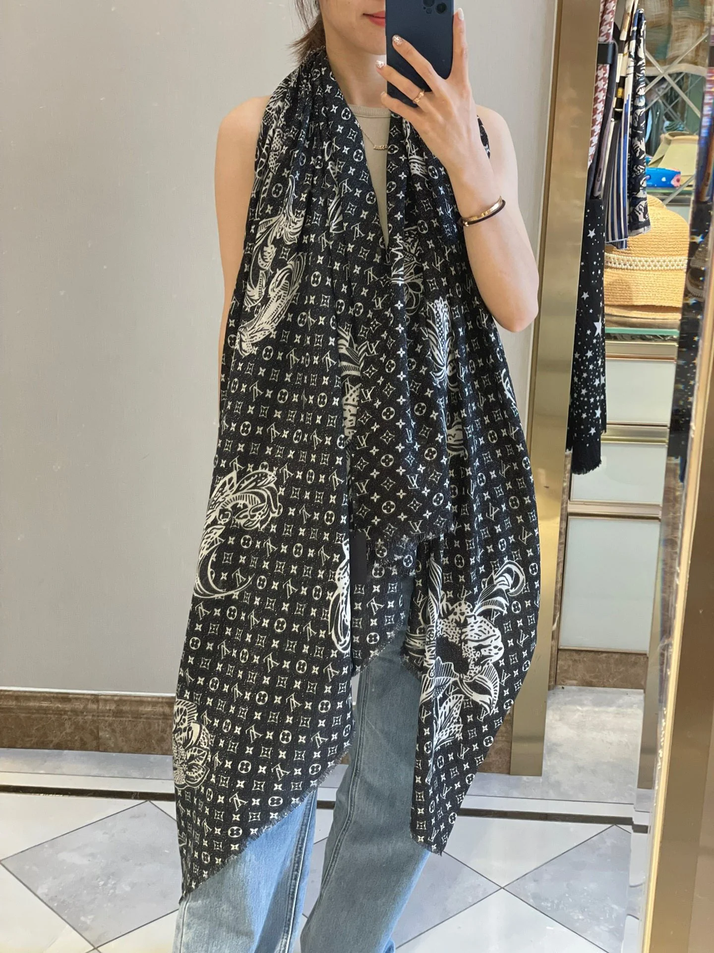 LV - Длинный шарф с серебряной нитью и новым 3D-узором.