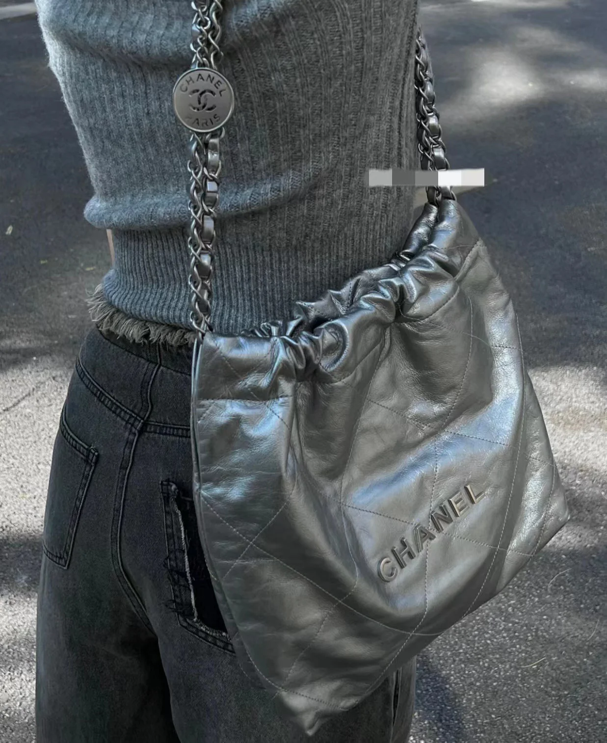 Новинка сезона весна/лето 2023 от Chanel - сумка 22bag - маленькая - серебристая - Фотографии в действии.