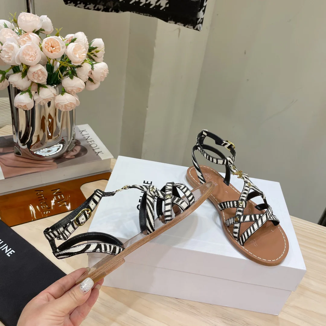 Новинка сезона весна/лето 2023 от Celine - римские сандалии с ремешками
