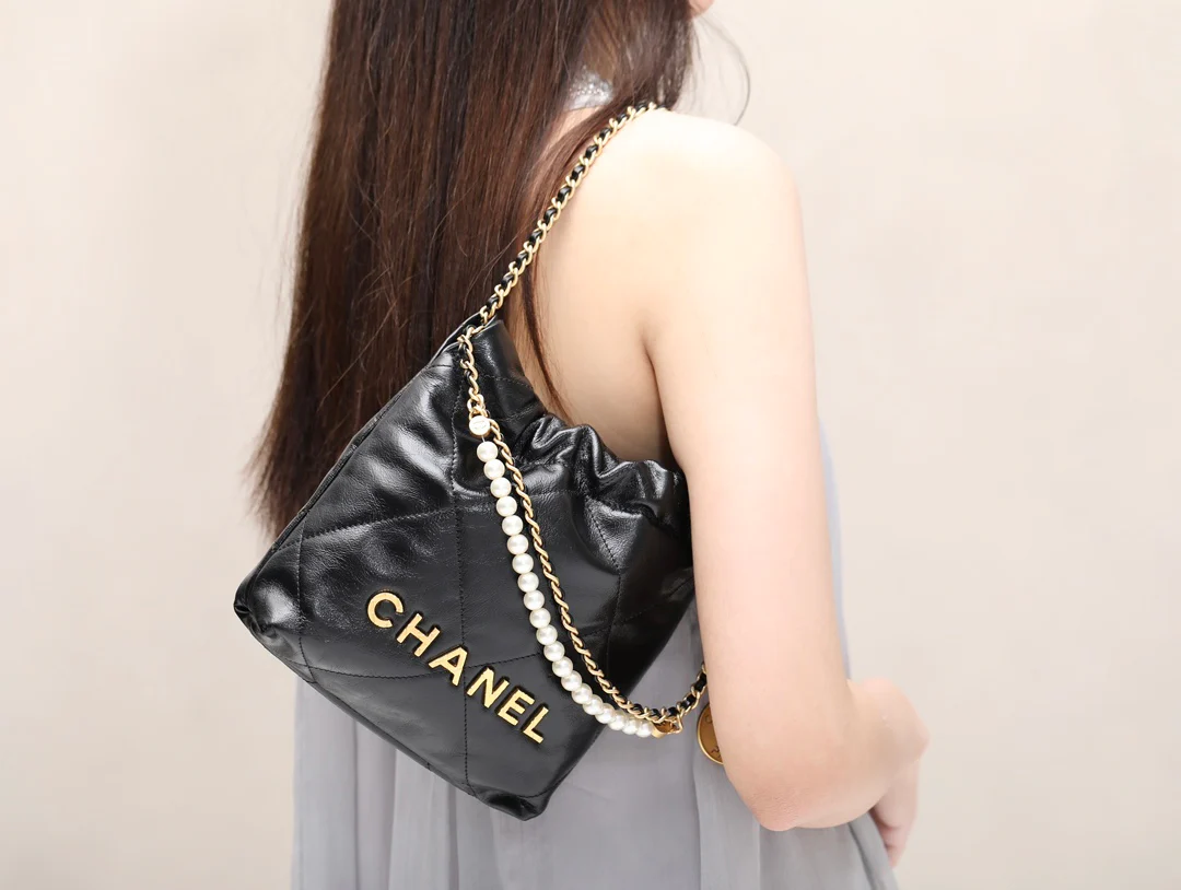 Новинка сезона весна/лето 2023 от Chanel - сумка 22 - мини - черный жемчуг - Фотографии в действии - 1