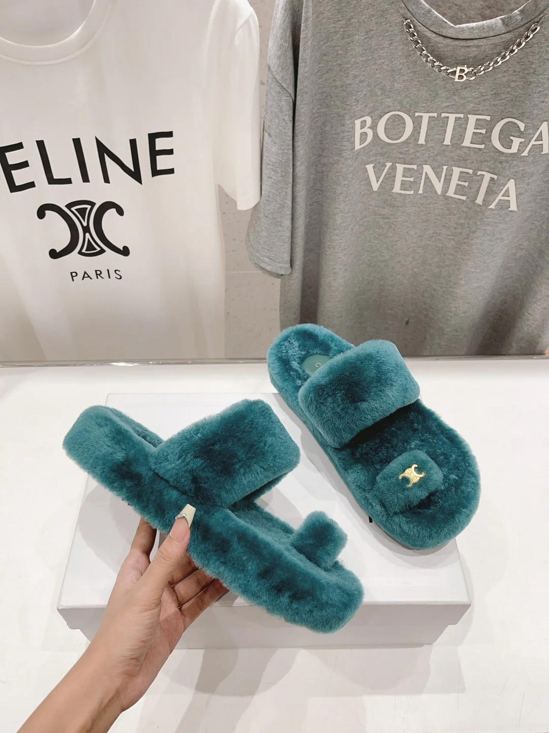 Новинка 2023 года от Celine - Шерстяные шлепанцы - Зеленые