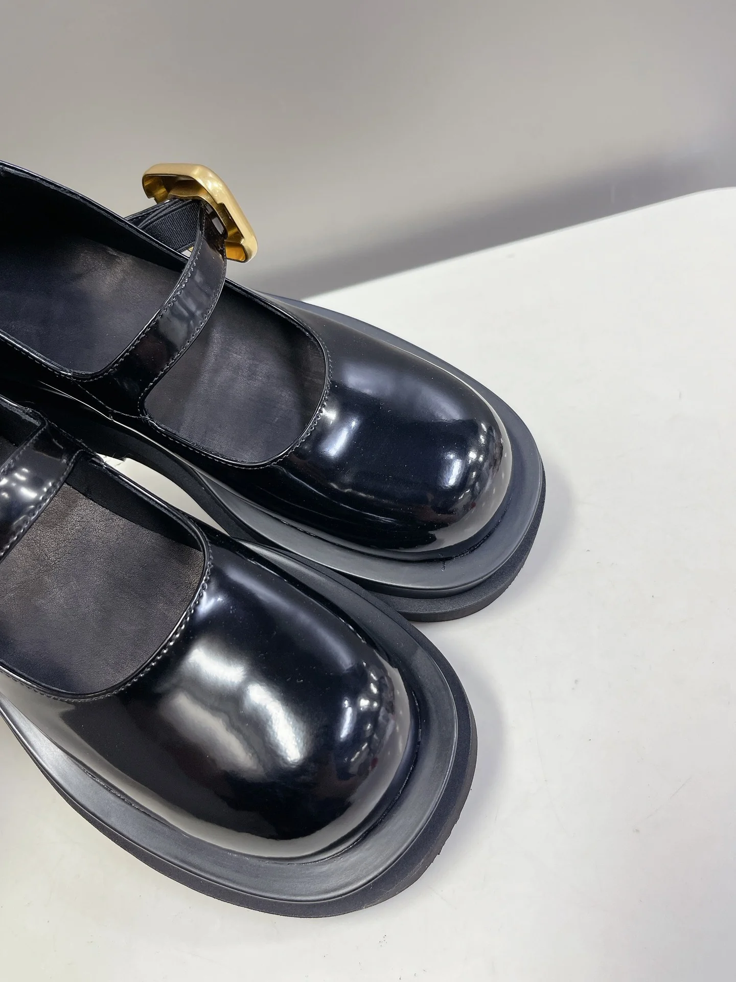 Новинка сезона весна/лето 2023 от BV - туфли Мэри Джейн с большой головой.