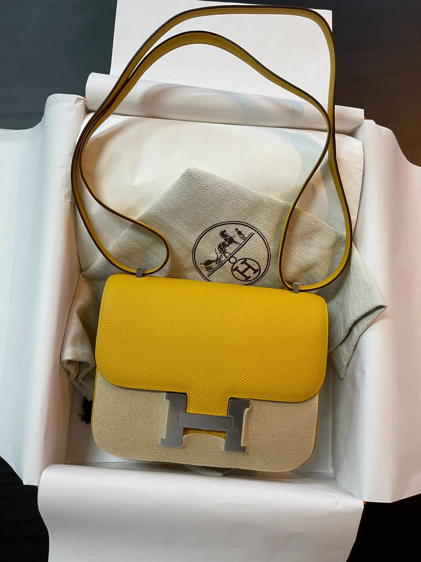 Hermes Constance 19 Mini 9D Янтарно-желтого цвета с серебряной пряжкой