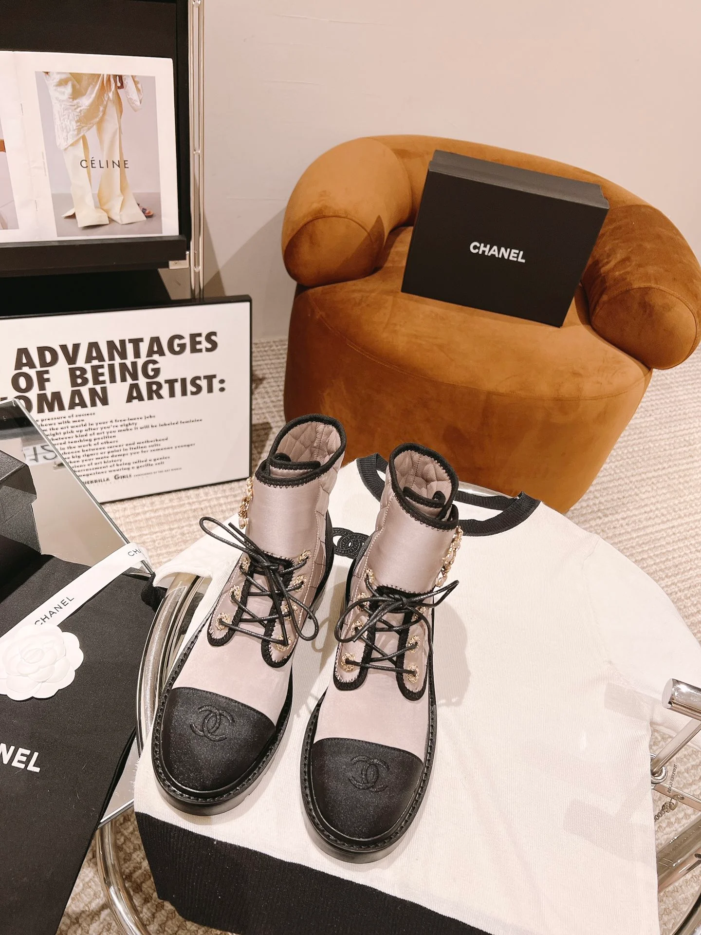 Мотоциклетные ботинки Chanel с цепочкой и стеганой подошвой - абрикосовый цвет