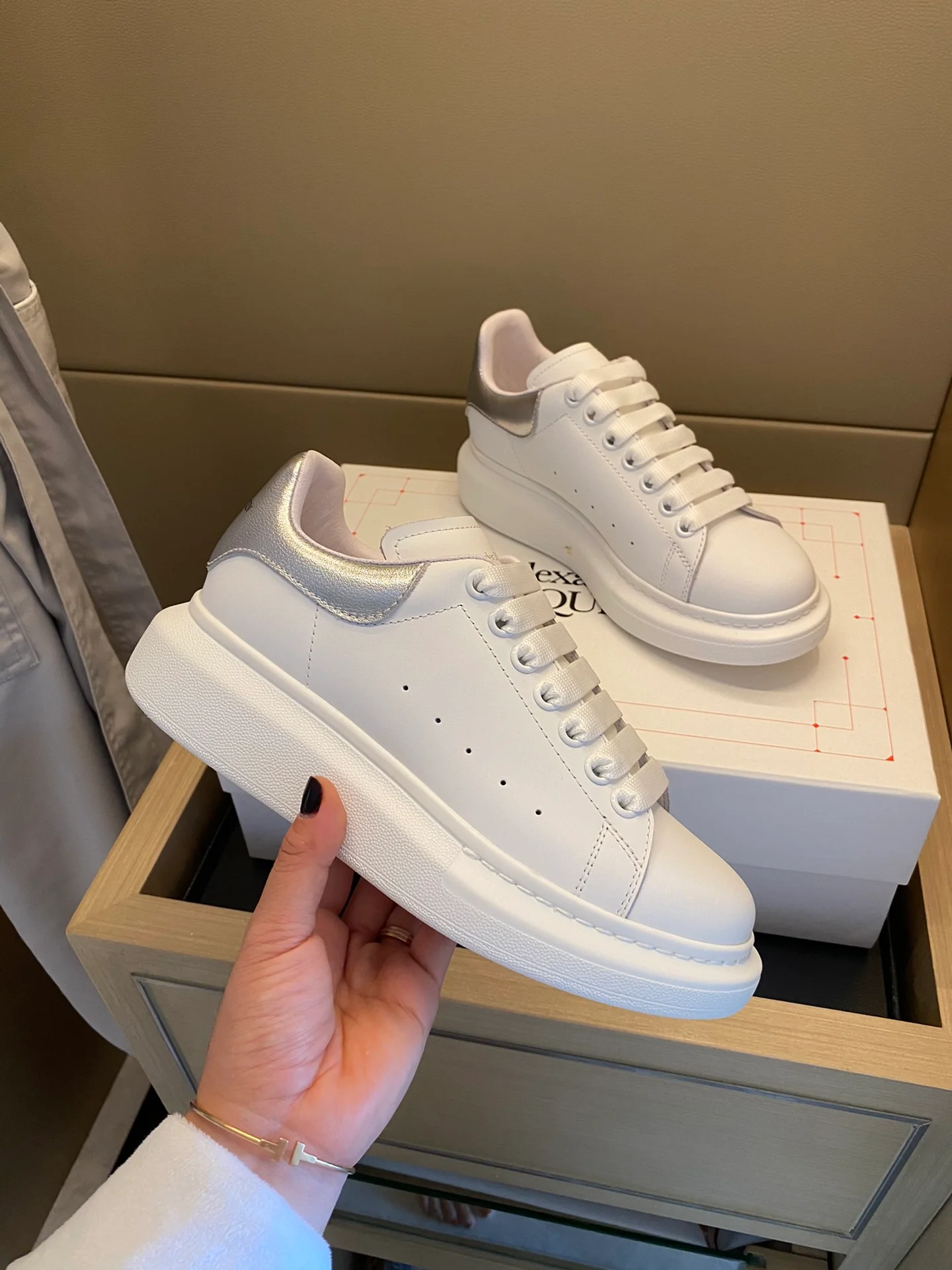 Классические белые кроссовки McQueen - лакированное серебро