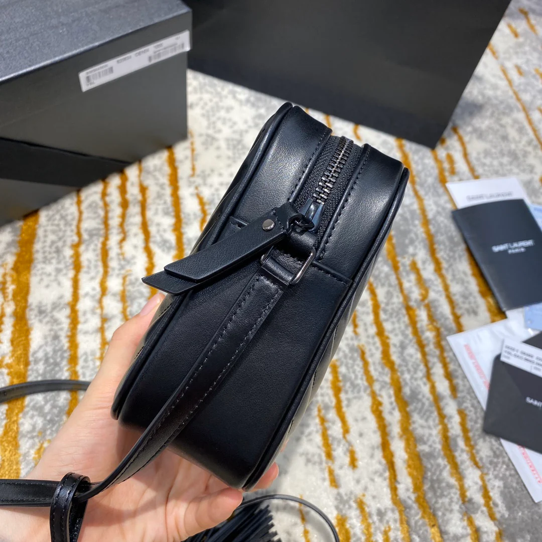 Фотосумка YSL Lou Bag — черная с черной пряжкой.