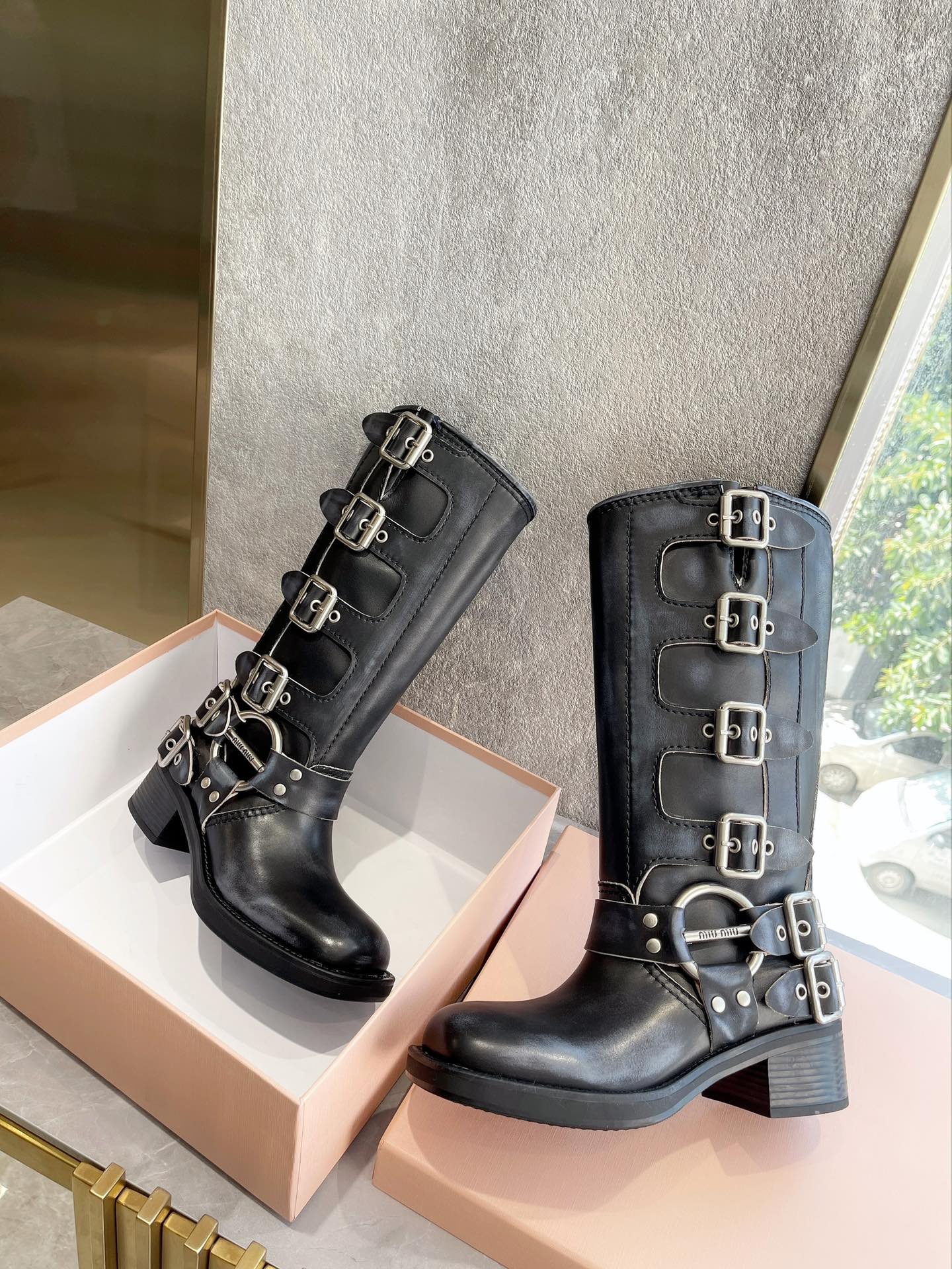 Новинка осенне-зимней коллекции Miu Miu 2022 — сапоги в стиле вестерн — черные.