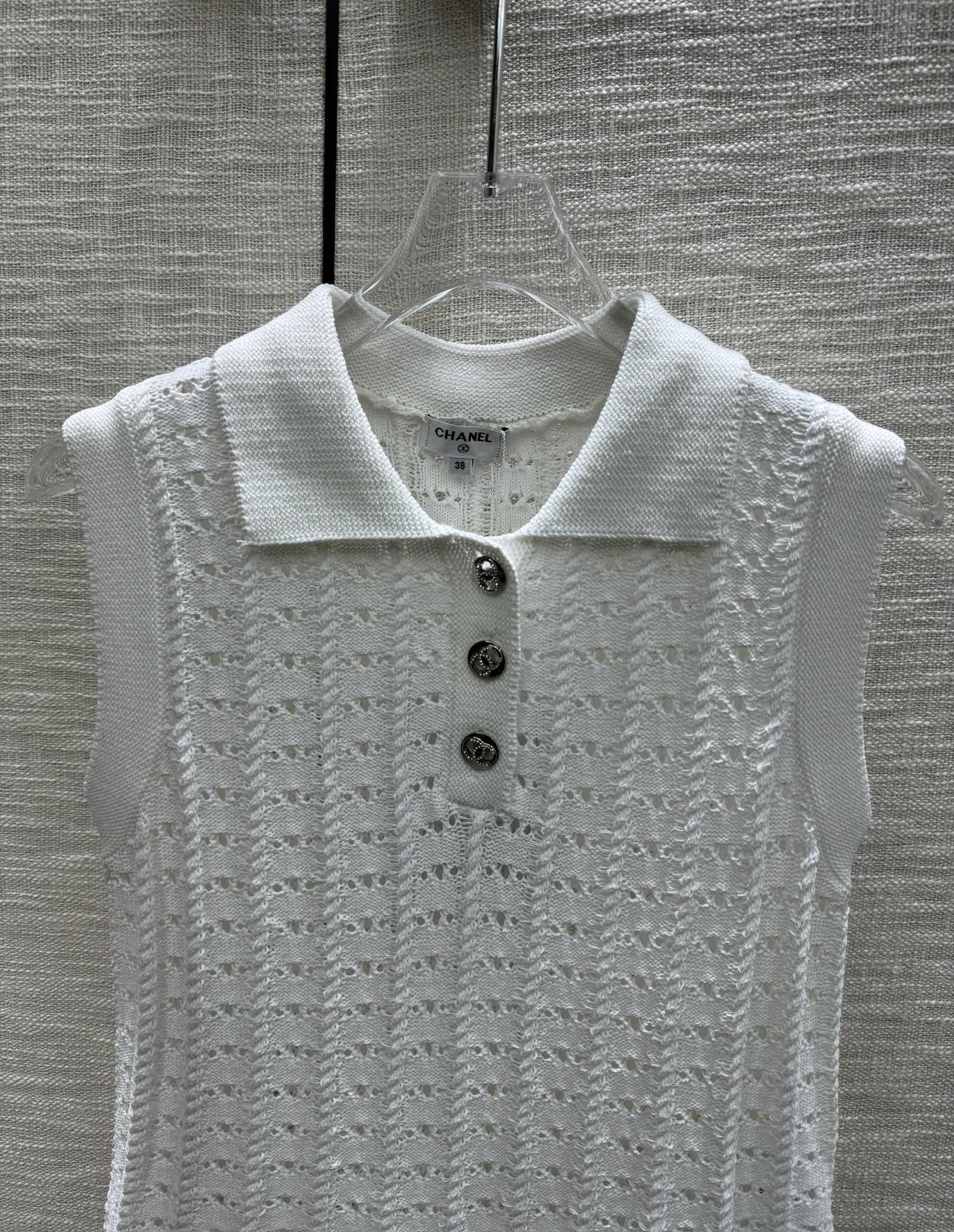 Chanel - 2403-24 Новейший жилет из вязаного полотна с ажурным воротником-поло, модель ?Ранняя весна?, белый.