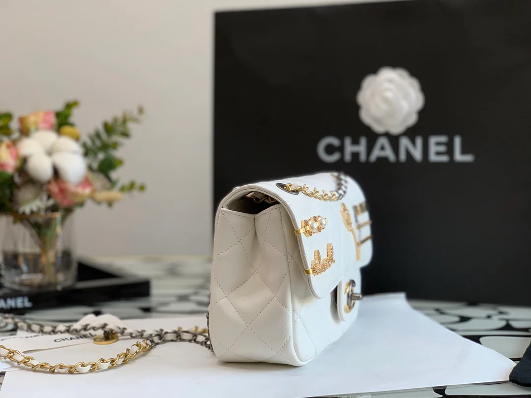 Новинка сезона осень/зима 2022 от Chanel - сумка с клапаном и значком - 22 см