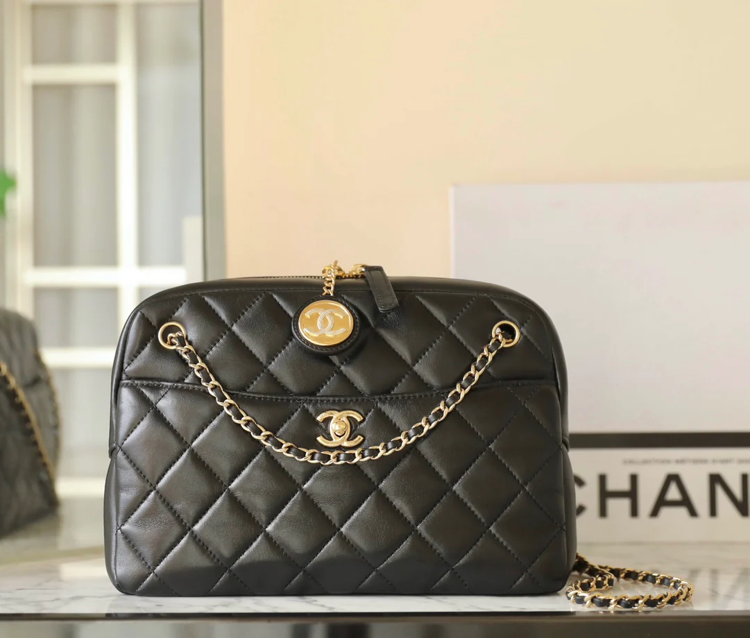 Сумка-фотоаппарат Chanel из 24-каратного золота с монетой, средний размер, черная.