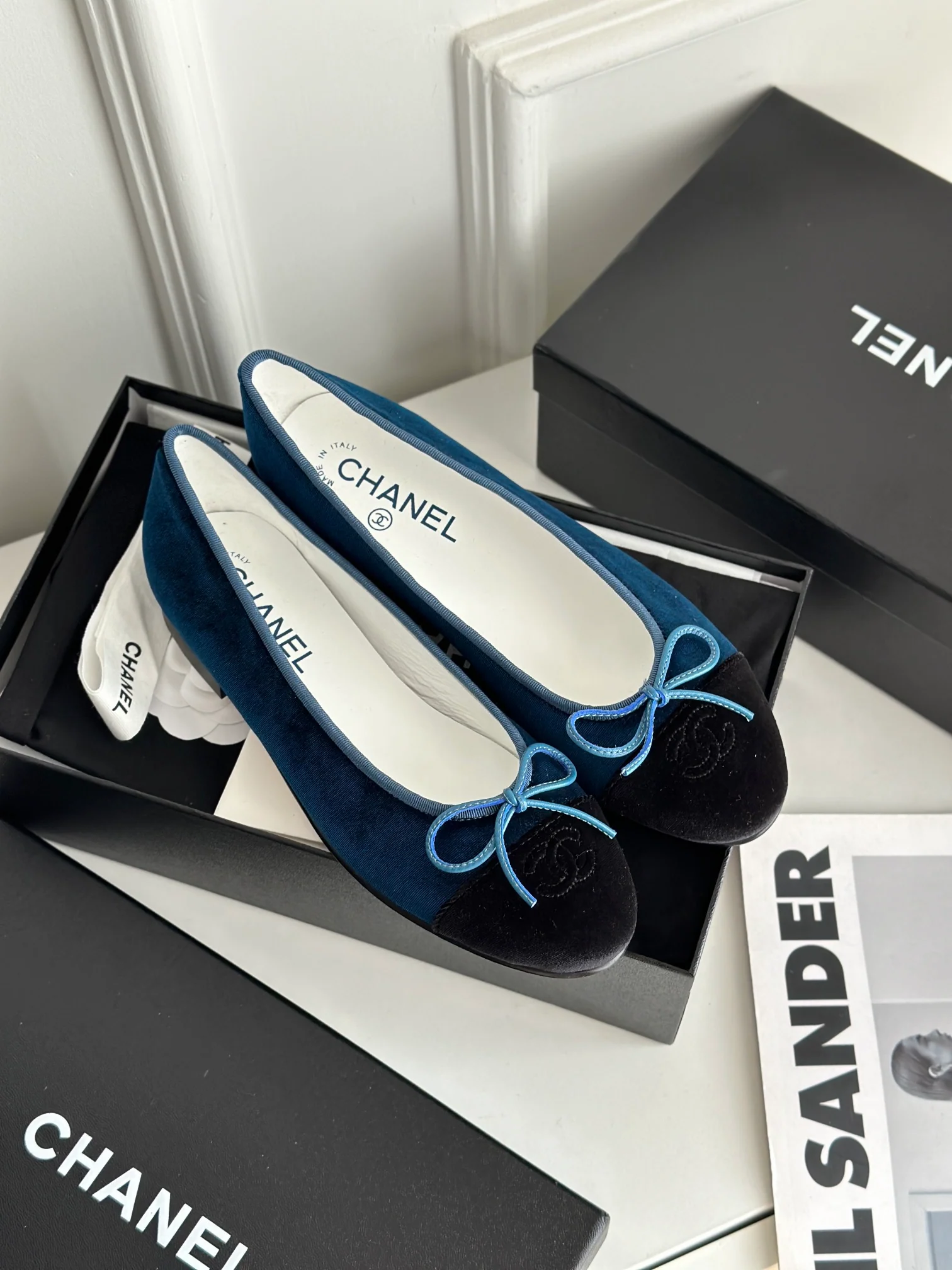 Новинка 2023 года от Chanel - Классические балетки - Бархатно-голубые