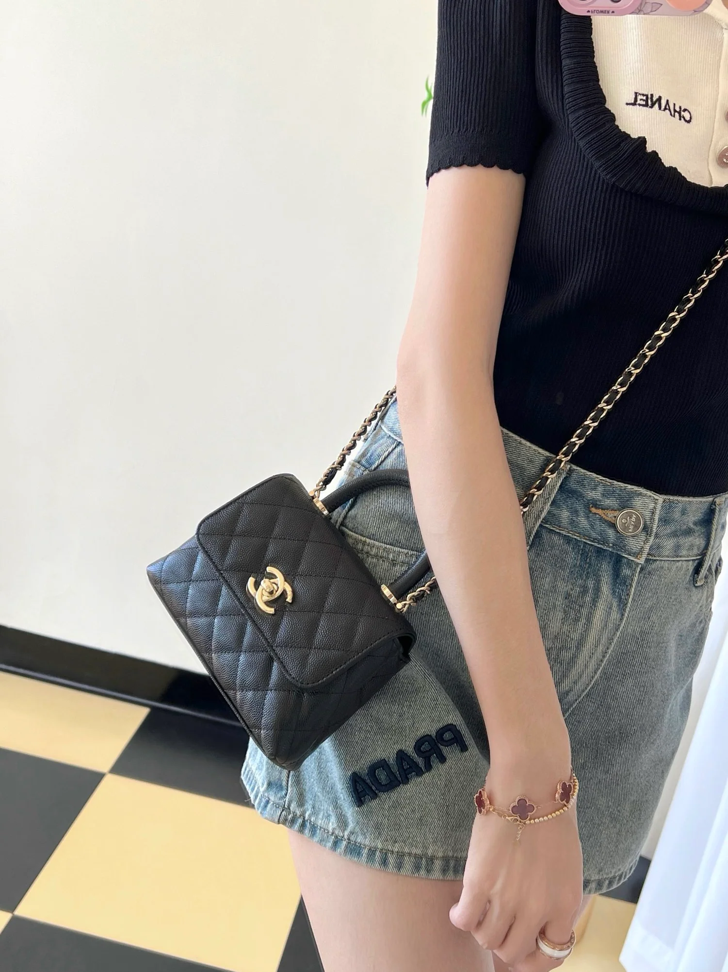 Сумка Chanel с цепочкой и клапаном — черная с фурнитурой из светлого золота.