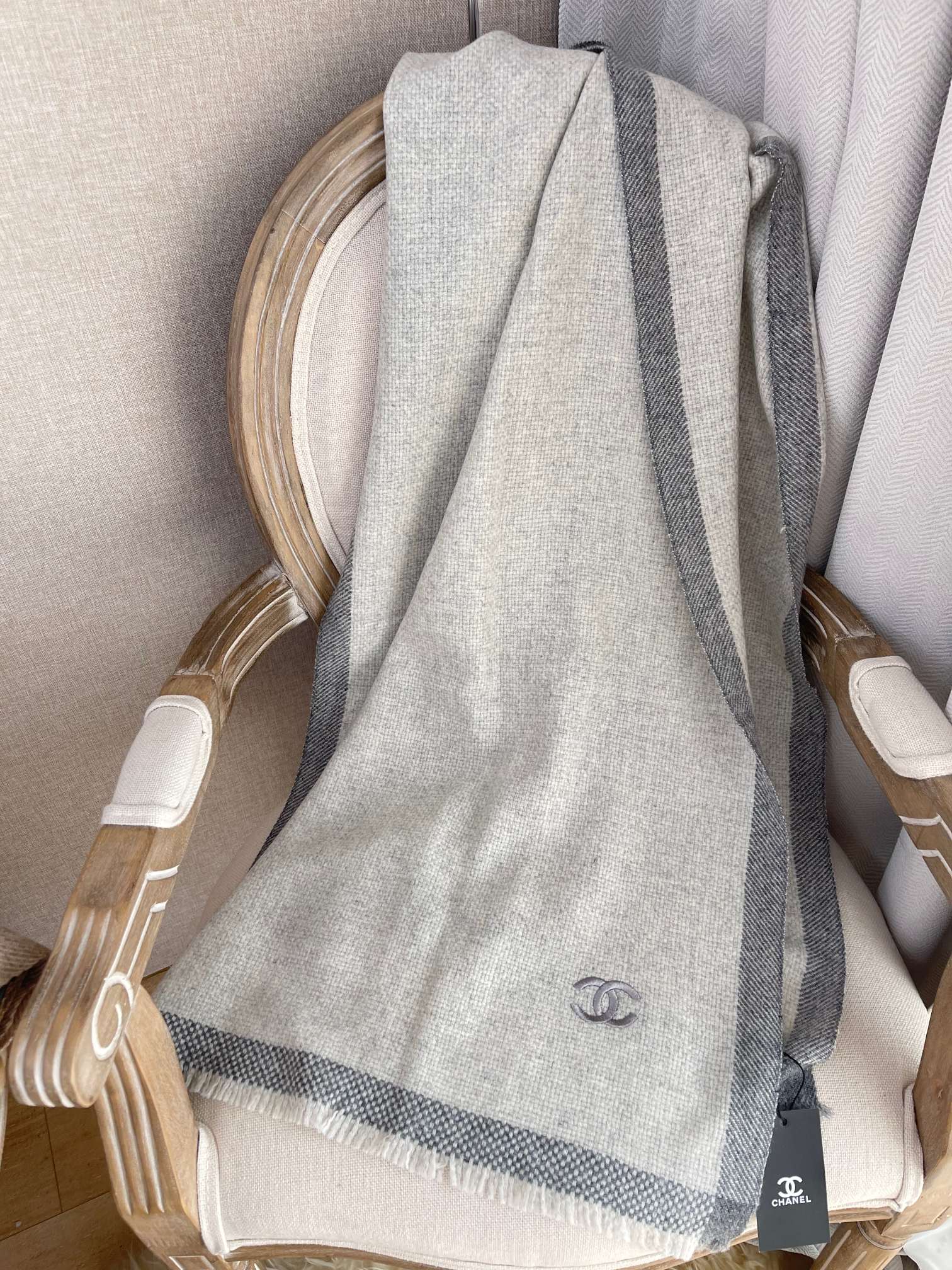 Chanel - Ультратеплый шарф из высококачественного кашемира - В комплекте с брошью в виде колосьев пшеницы - 60 см x 180 см - 1 шт.