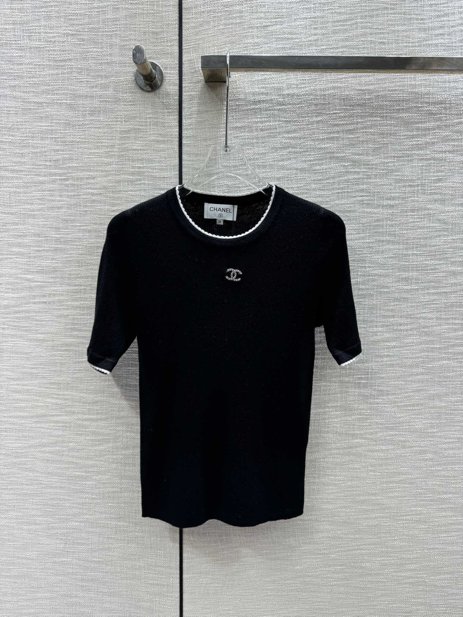 Chanel 2404 - Вязаный топ с короткими рукавами и контрастным вырезом - Черный