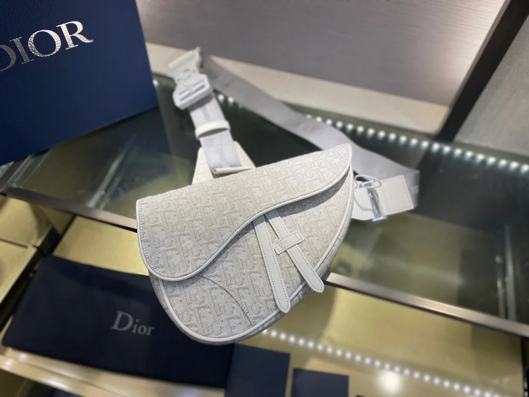 Сумка Dior Saddle Bag - мужская модель 2020 года - белая, с монограммой.