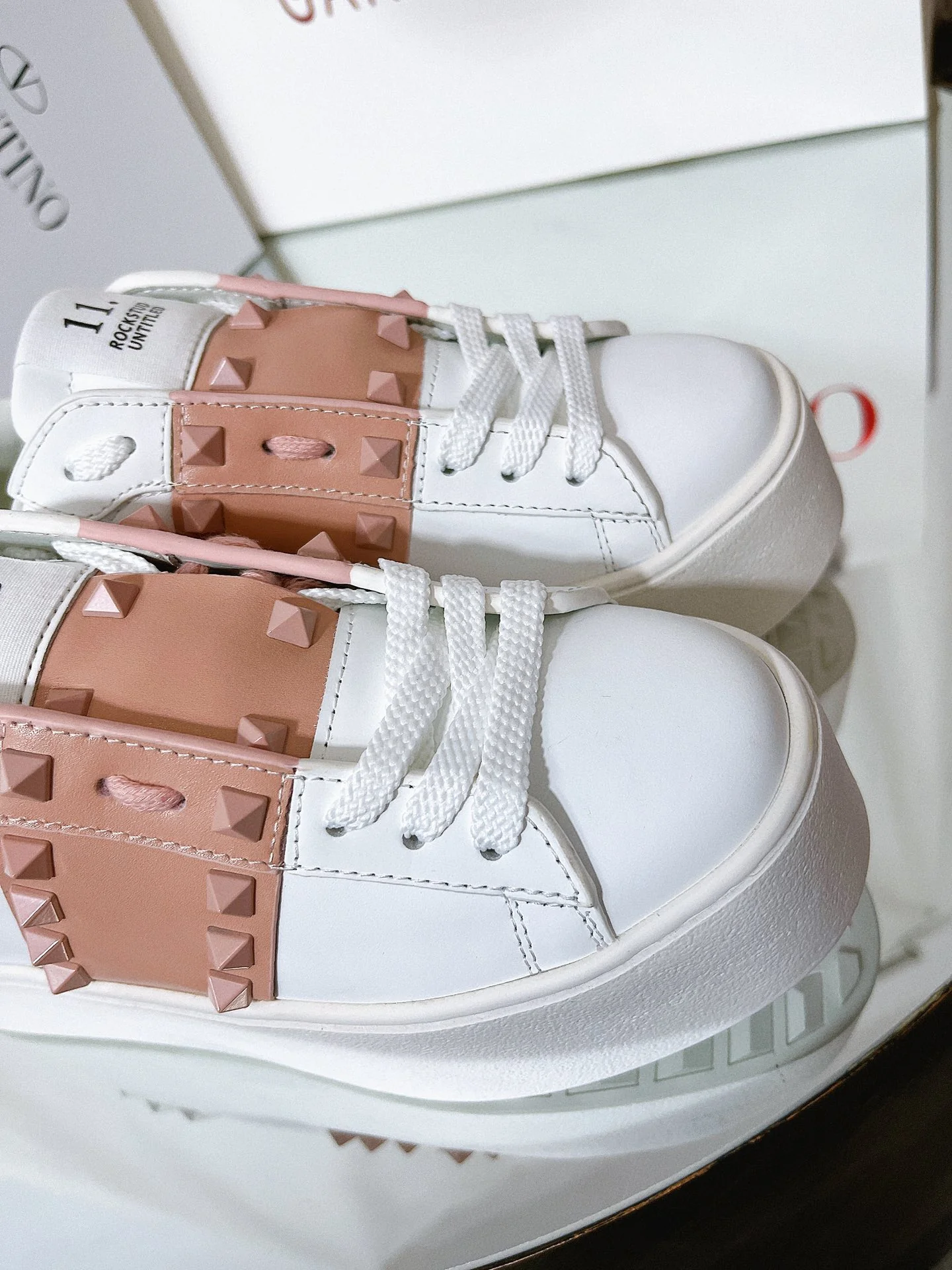 Белые повседневные кроссовки на платформе Valentino - розовые