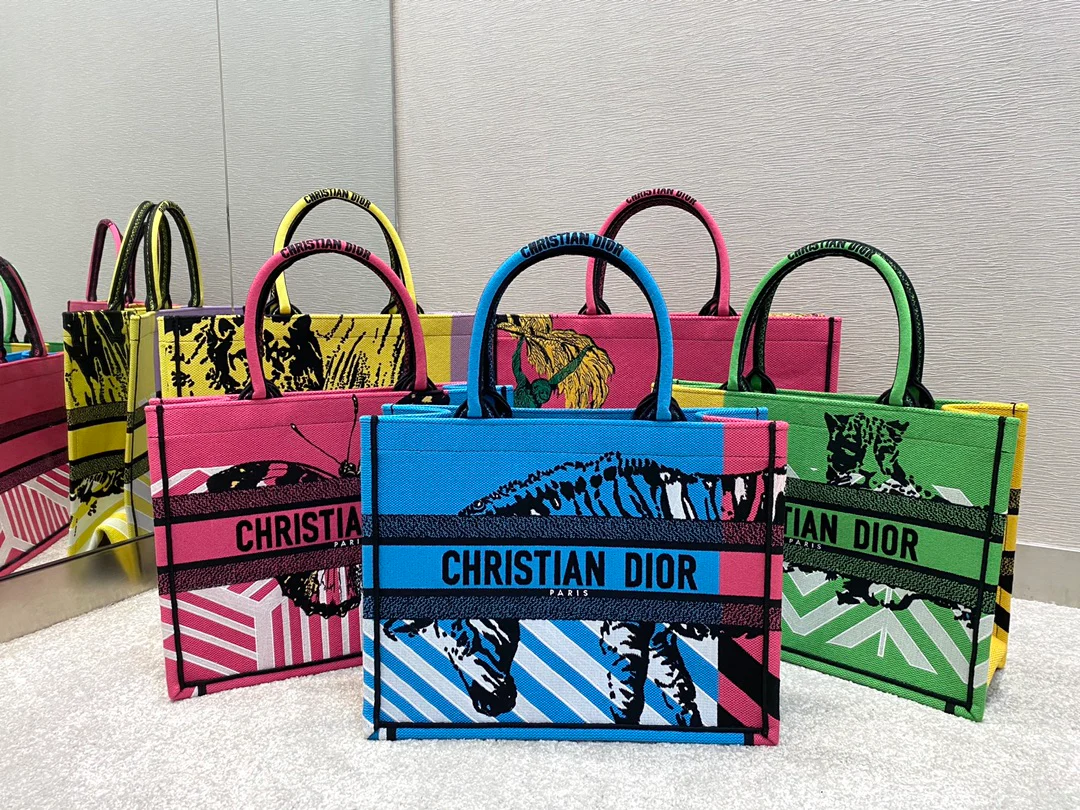 Сумка Dior Book Tote, большой размер 41-5 см, серия Colorful Jungle - изображение из коллекции.