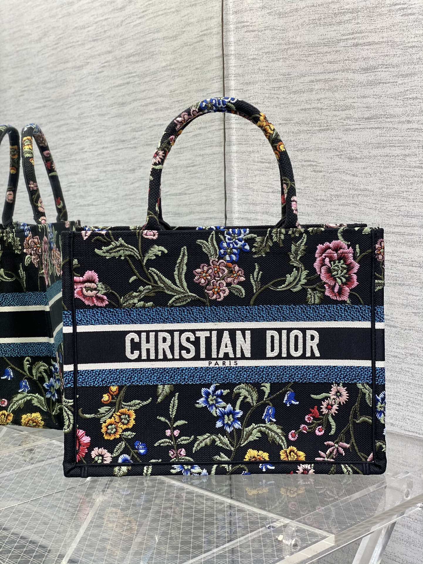 Сумка Dior Book Tote с вышитой надписью - Черная - Средний размер 36,5 см