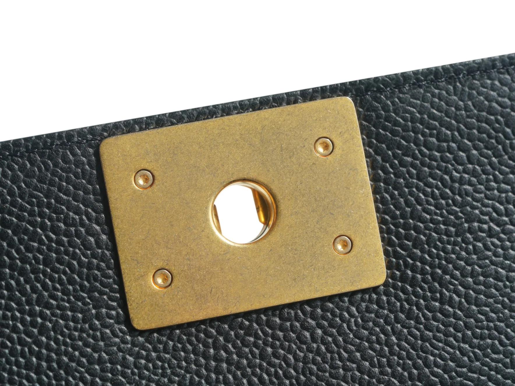 Часы Chanel Le Boy из коллекции Le Boy - из черной кожи личи с винтажной золотой пряжкой - 25 см