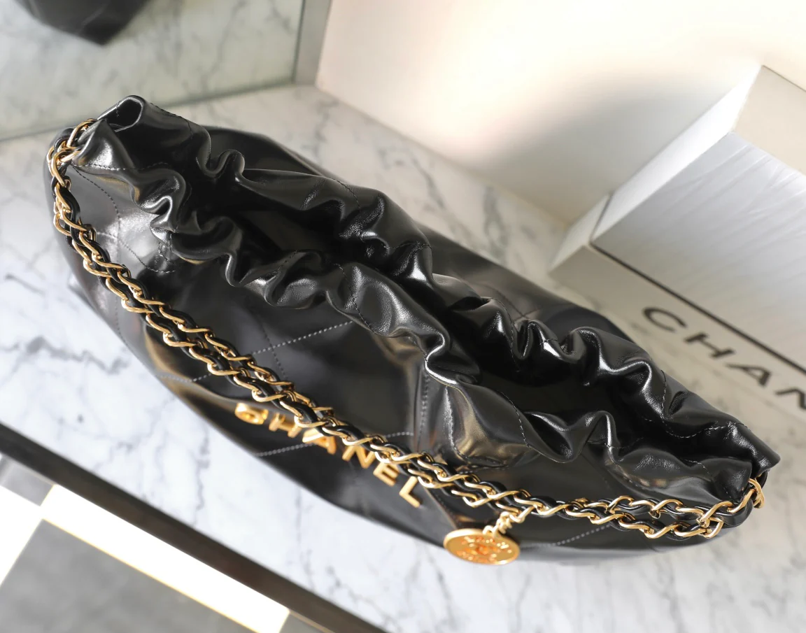 Сумка Chanel 22 (горизонтальный дизайн) - черная с золотой фурнитурой.