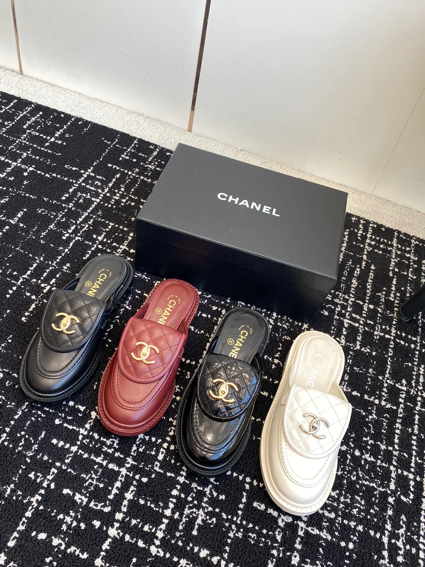 Ретро-тапочки Chanel 2024 — изображение из коллекции