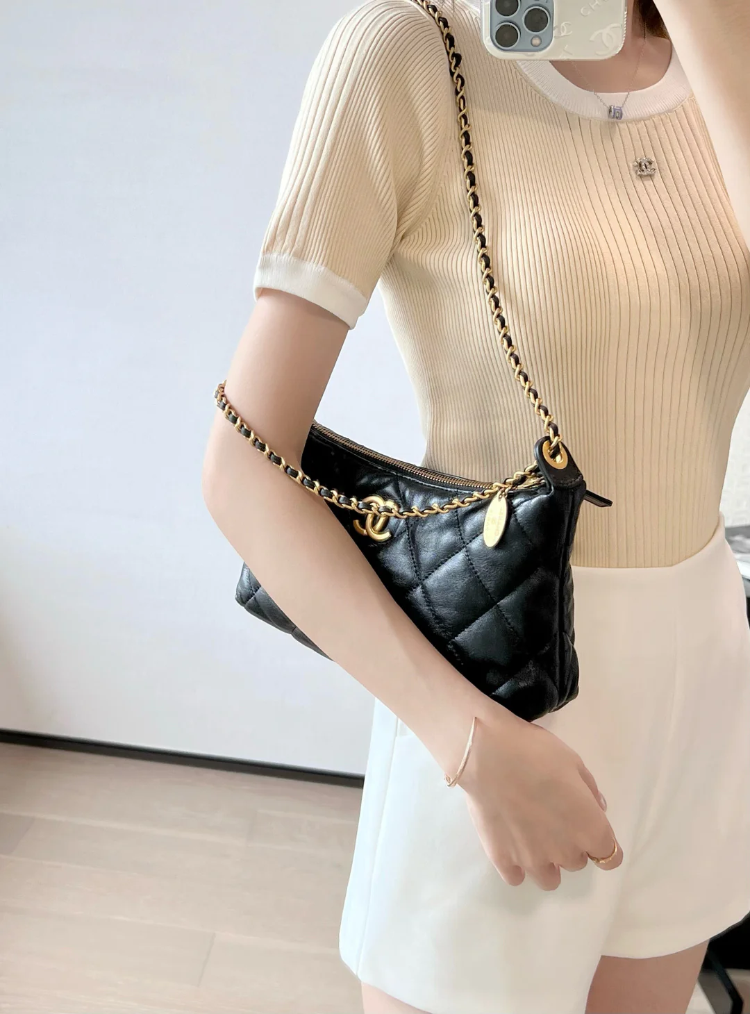 Chanel - ??? - Сумка-мешок на цепочке с монетами - Черная с золотой пряжкой