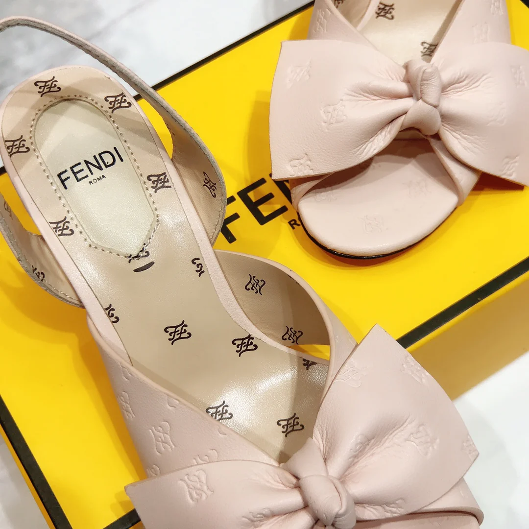 Весенняя коллекция Fendi 2022 — Сандалии на низком каблуке — Розовые
