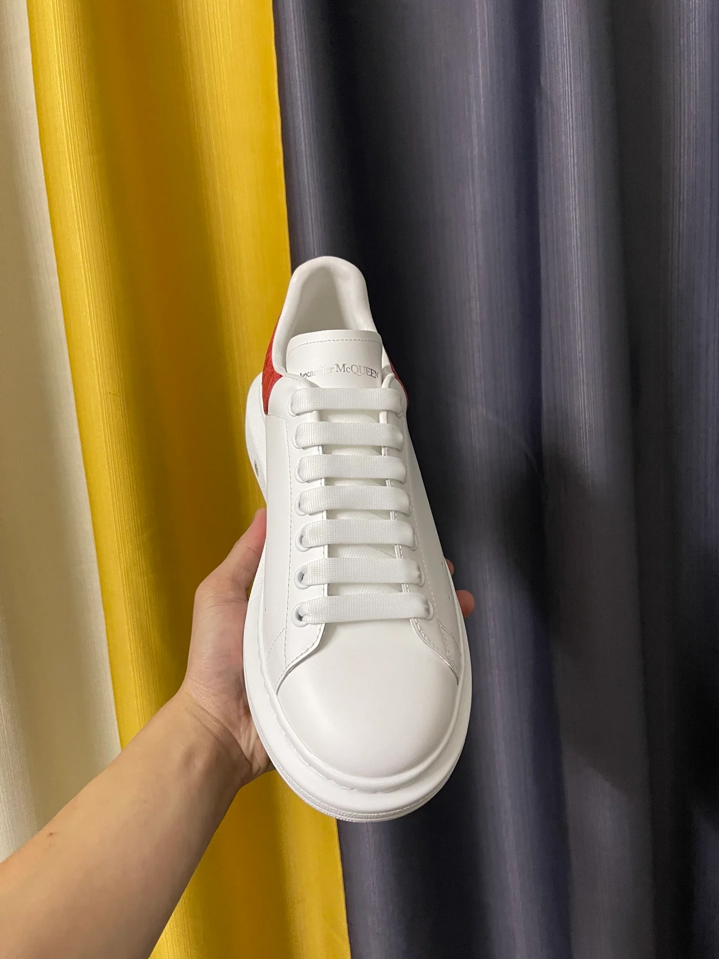 Классические белые кроссовки McQueen - унисекс - каблук с красной крокодиловой полосой