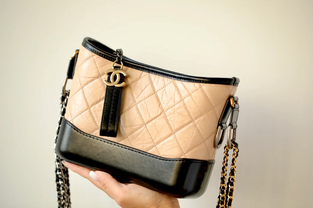 Сумка-хобо Chanel — черная с миндальным стеганым узором — маленькая