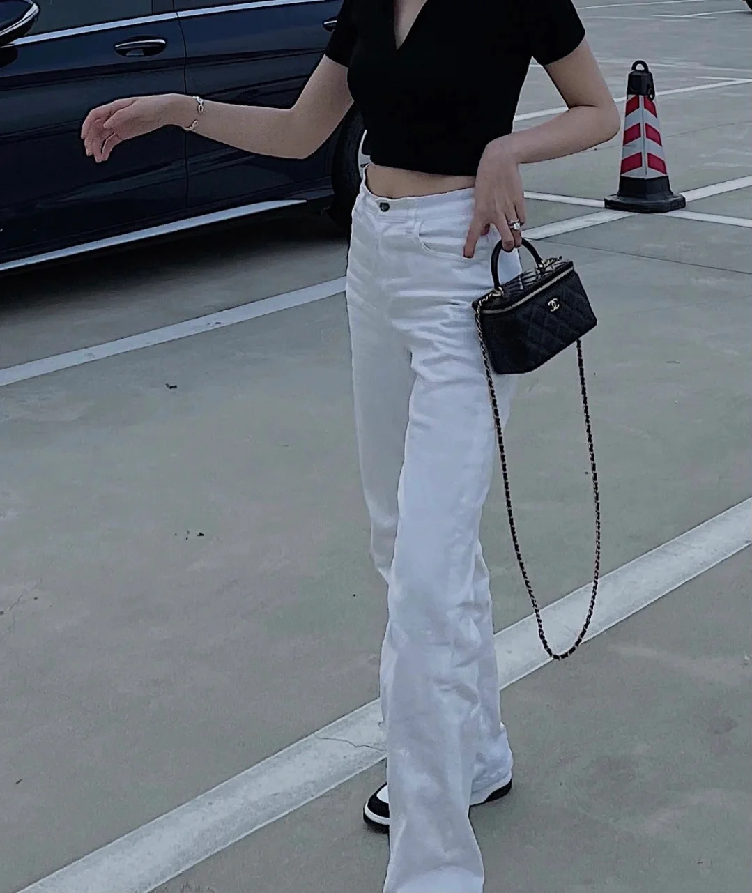 Сумка-коробочка Chanel с кожаной ручкой, длинная, черная.