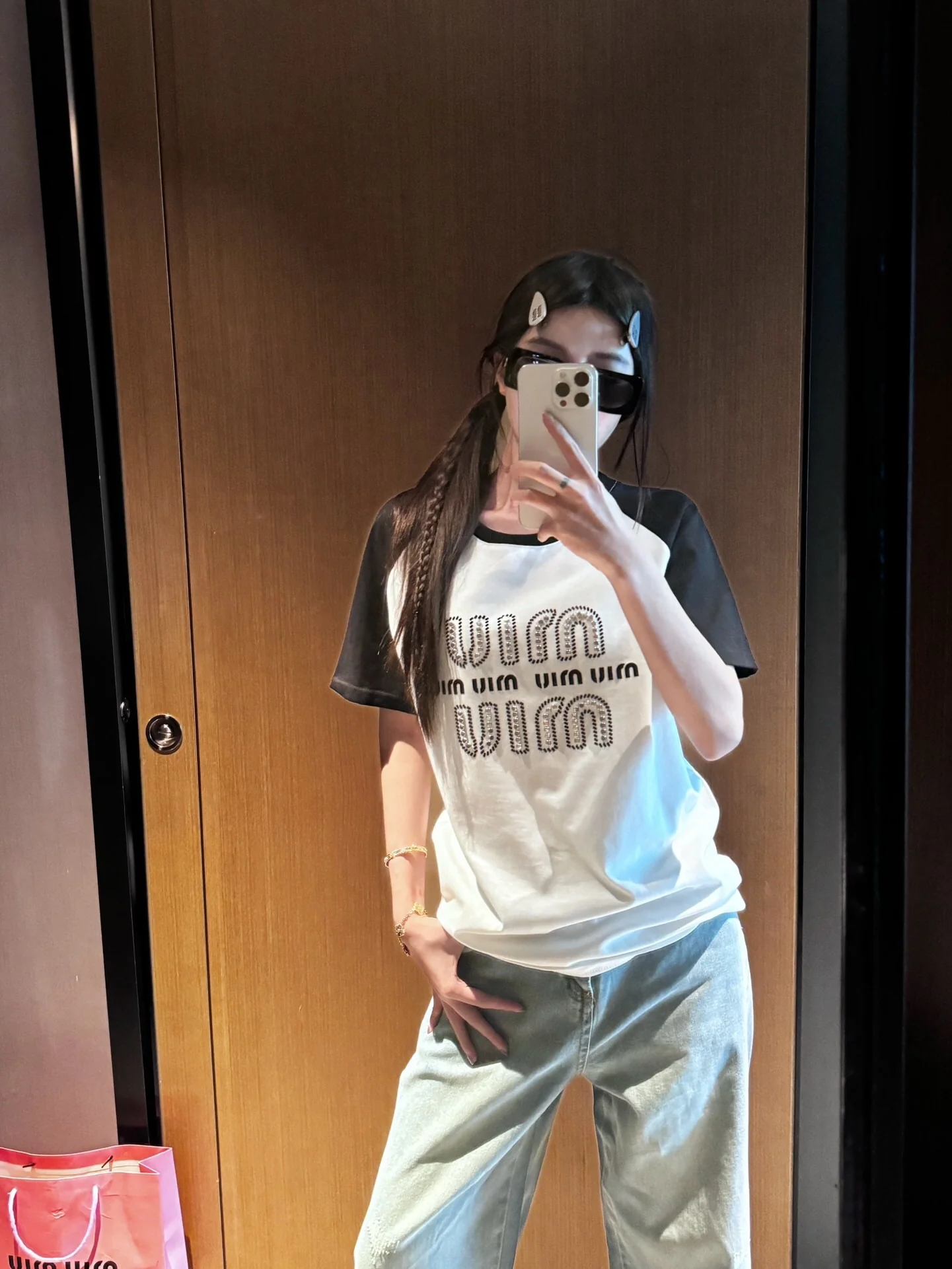 Miu Miu-2404 - Футболка свободного кроя из хлопка с коротким рукавом и стразами, выполненная в технике цветовых блоков.